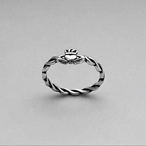 Sterling Silver Minimalist Claddagh Ring with Rope Band, Irish Rings, Crown Ring - Picture 13 of 14